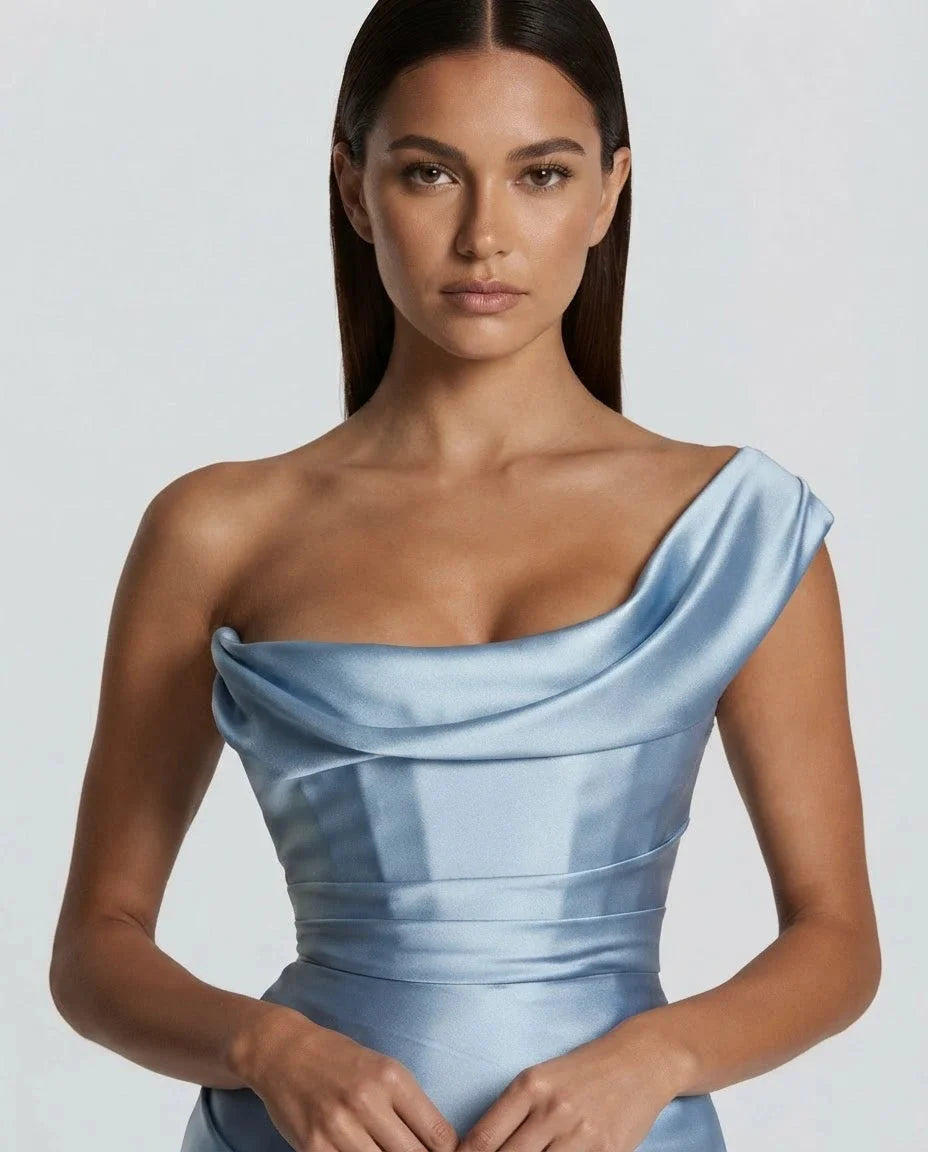 Amarante · La Robe En Satin Drapée À Une Épaule — photo 18
